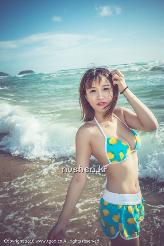 比基尼美女傲娇萌萌旅拍写真图片
