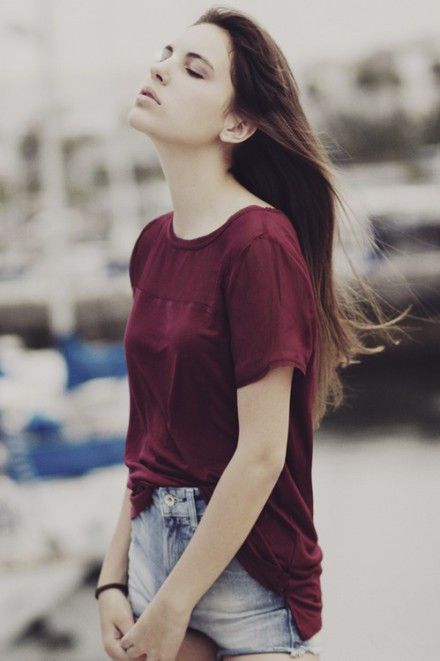 欧美吊带裙美女室内大秀苗条身材