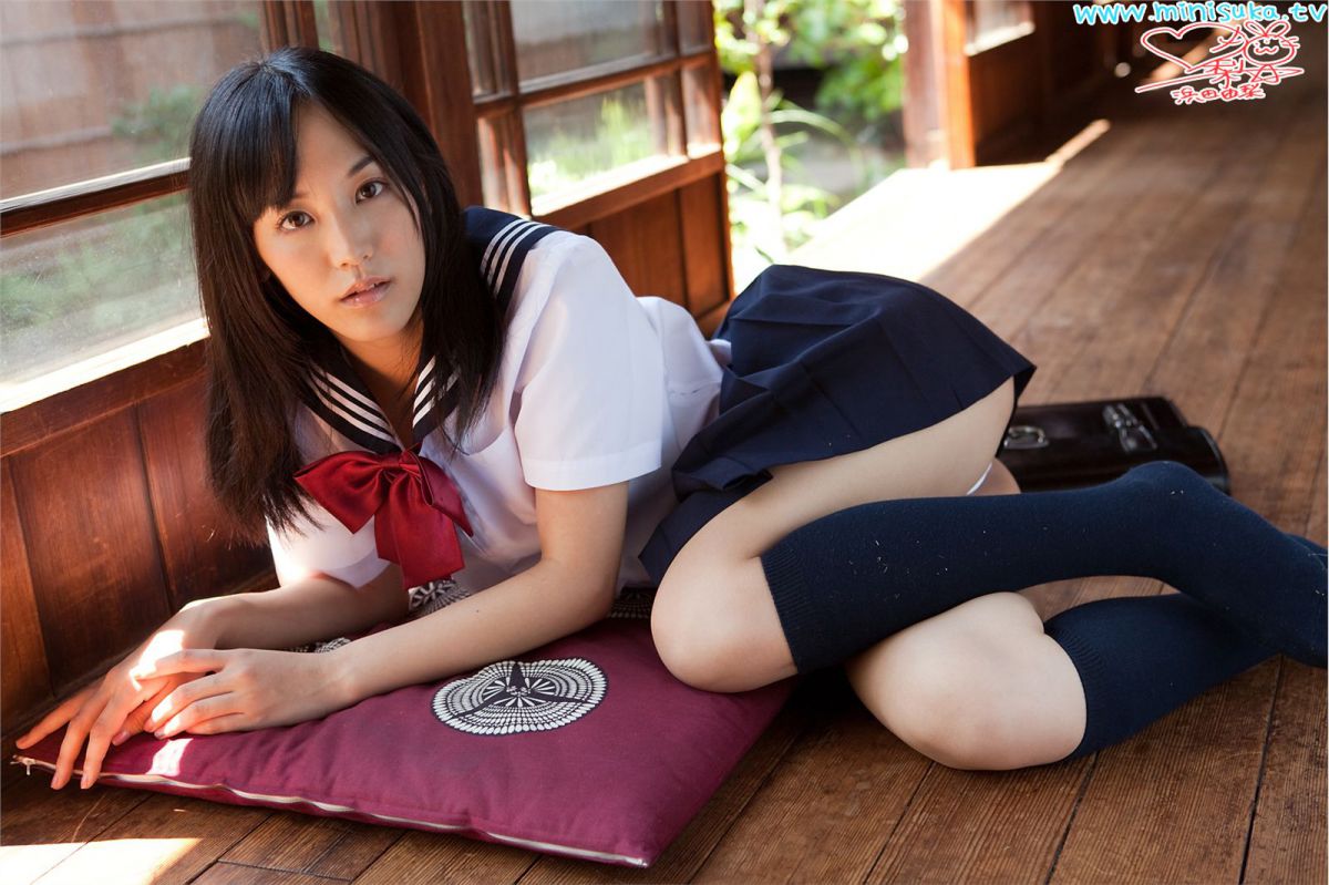 日本学生制服妹子浜田由梨甜美外拍照