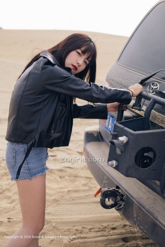 机车美女周闻沙漠外拍写真图片