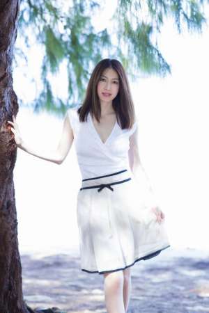 日本美女小林惠美海边比基尼写真