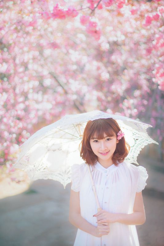 桃花树下的清纯女生貌美如花