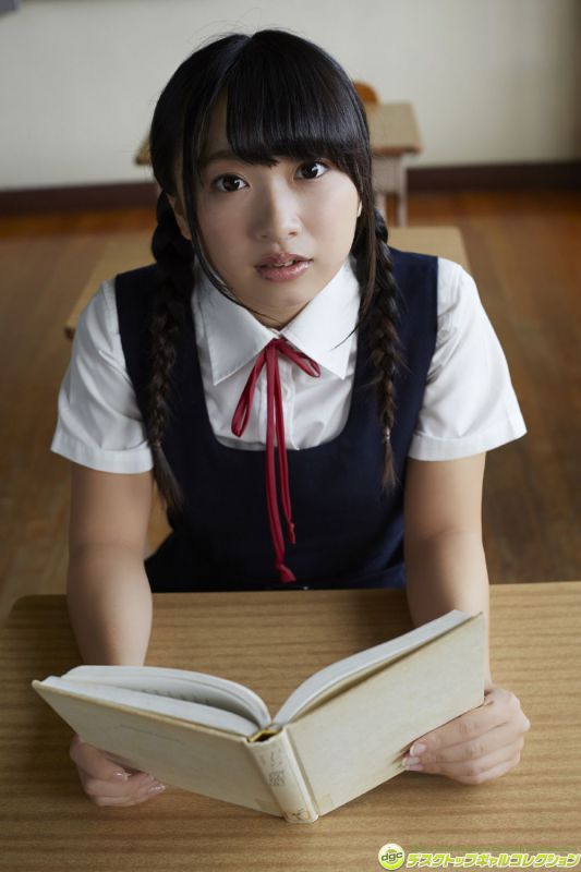 日本少女偶像一色杏子学生制服摄影图片