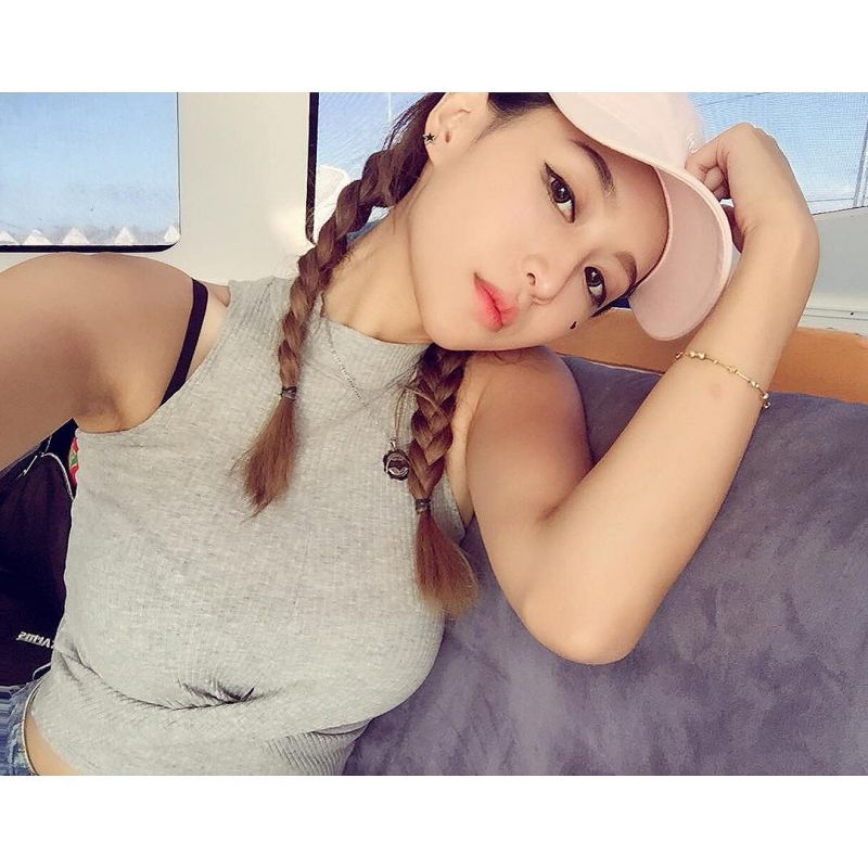 90后美女模特乐宜LokYii私拍美图合集