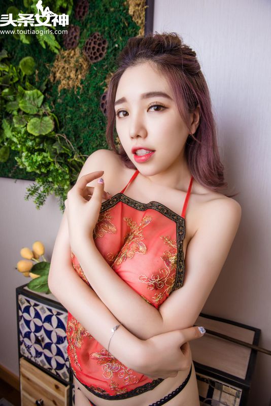 性感90后美女妮小妖私房红色肚兜诱惑写真