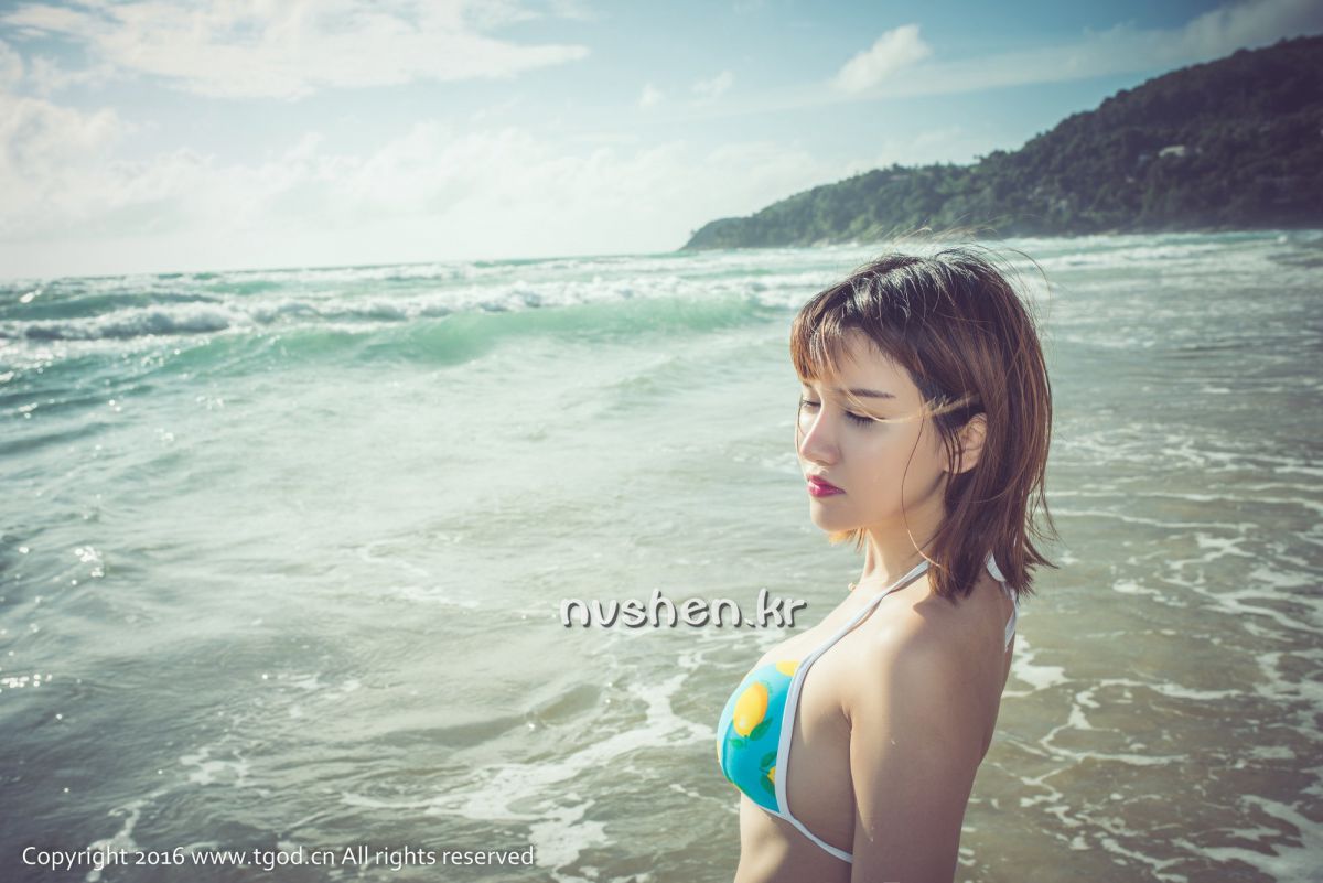 比基尼美女傲娇萌萌旅拍写真图片