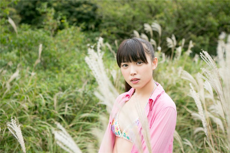 日本女优中岛早贵户外比基尼写真