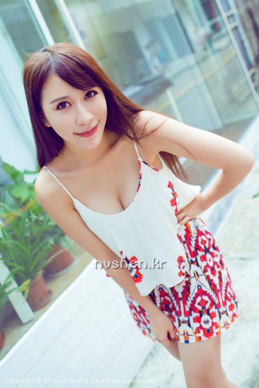 长发飘飘美女艾惟高清养眼美图
