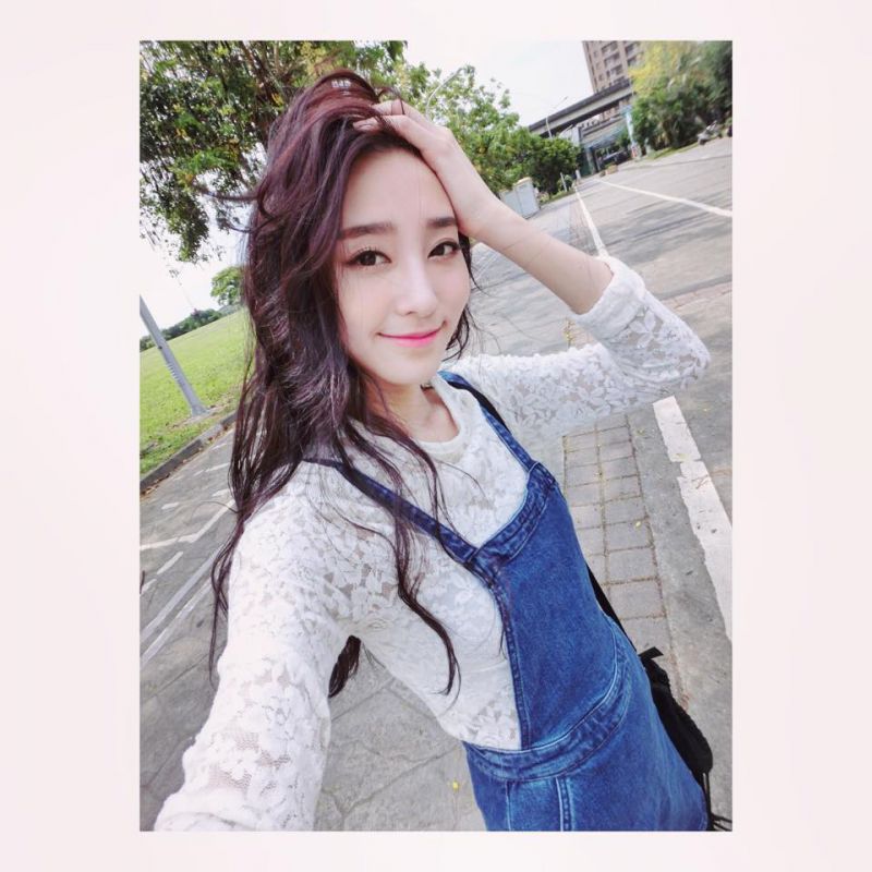 台湾邻家女孩周伊琏迷人自拍照