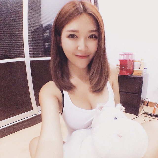 90后美女老板Tong Lee Yann养眼美照图片