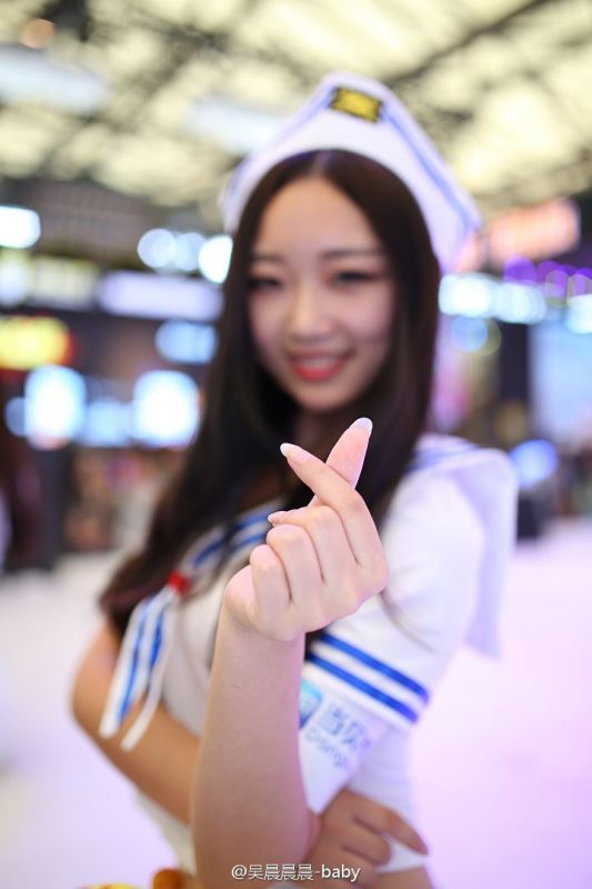 学生妹模特吴晨展览会私拍图片