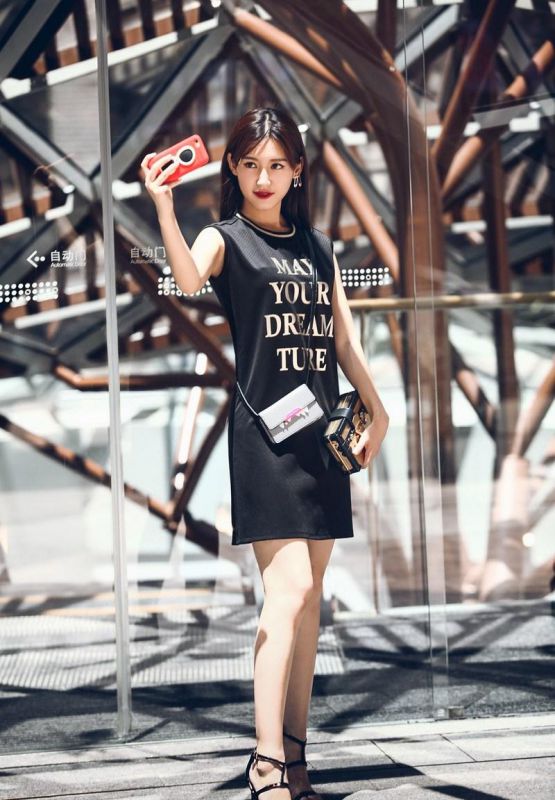 气质美女秦岚初秋时尚街拍大片