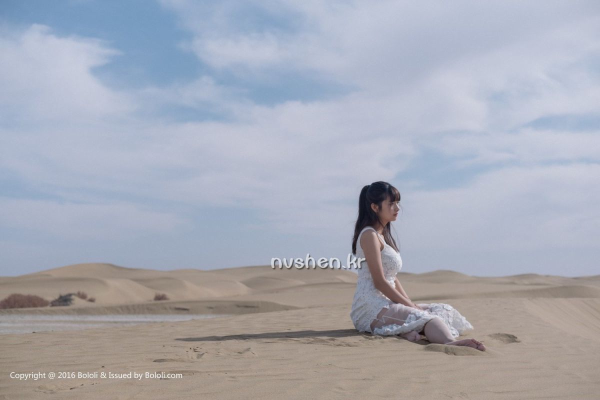 清纯系美女周闻在野外的摄影图片