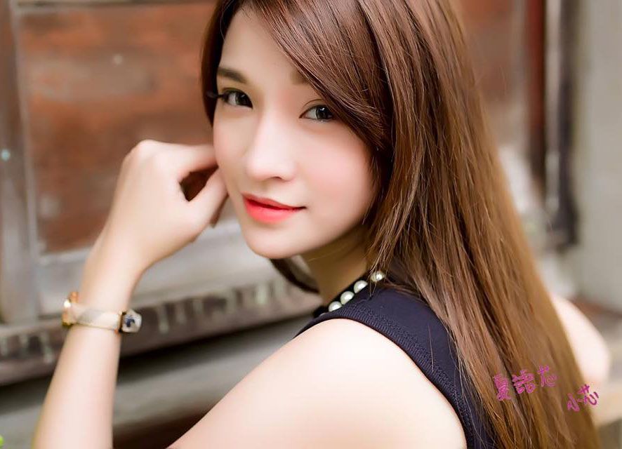 长腿大胸车模小芯甜美亮眼写真图片