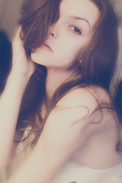 欧美吊带裙美女室内大秀苗条身材