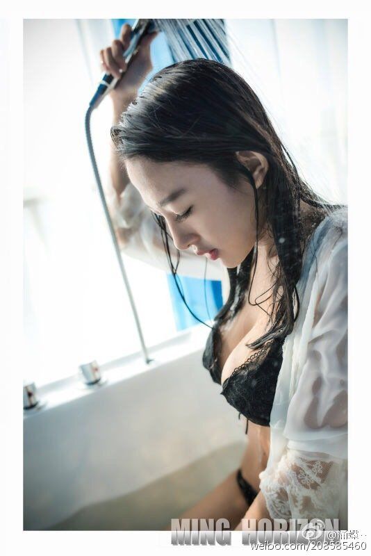90后小美女涌蝶微博私房照图片
