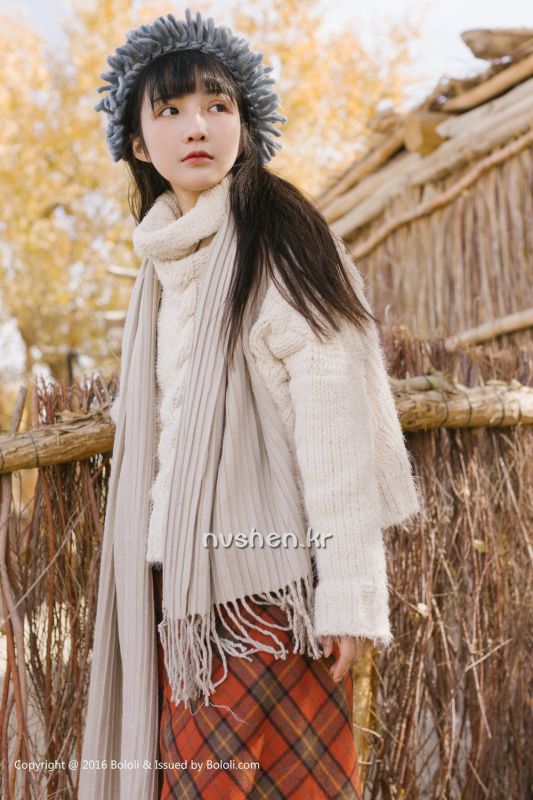 唯美清纯美女之应沙漠旅拍写真图片
