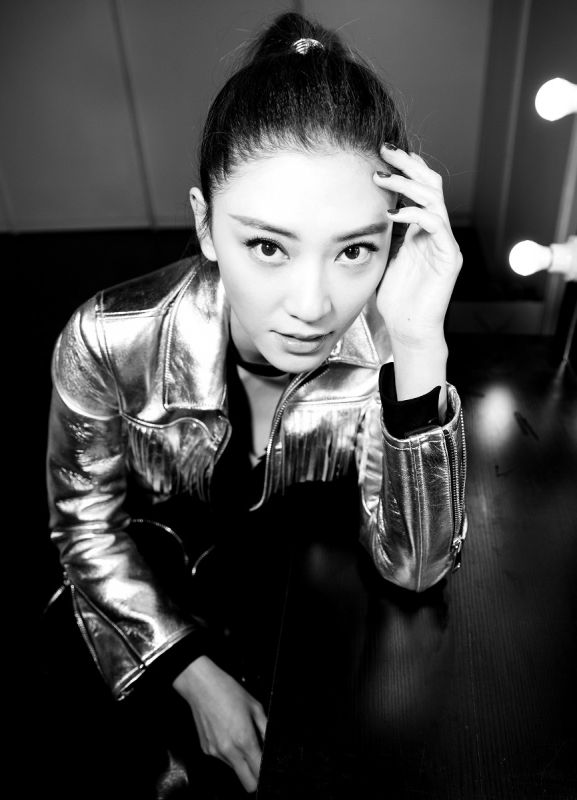 台湾女星应采儿帅气玩转冷冽朋克风
