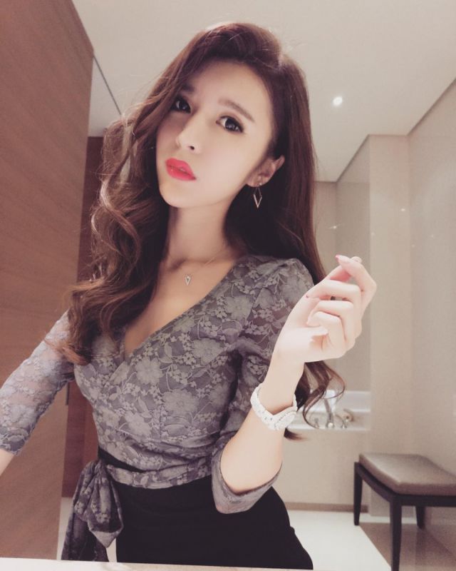 台湾美女刘子瑜材性感自拍照酥胸诱惑