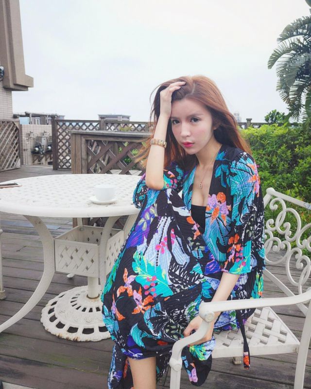 台湾美女刘子瑜材性感自拍照酥胸诱惑