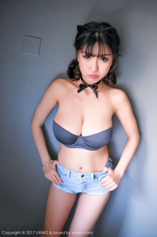 巨乳萝莉晓茜sunny抹胸内衣写真
