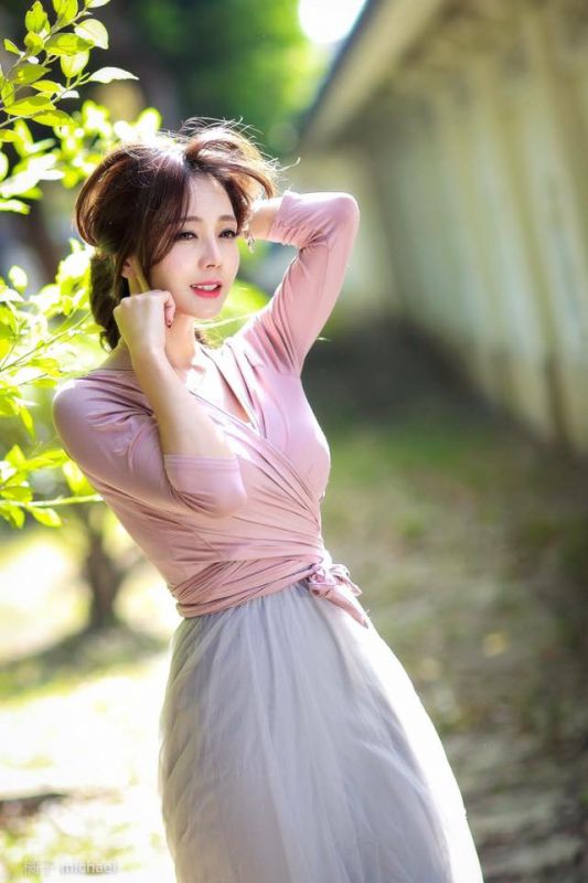 性感美女王真真酥胸诱人写真