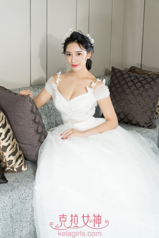 美女模特小西婚纱性感写真美乳诱人