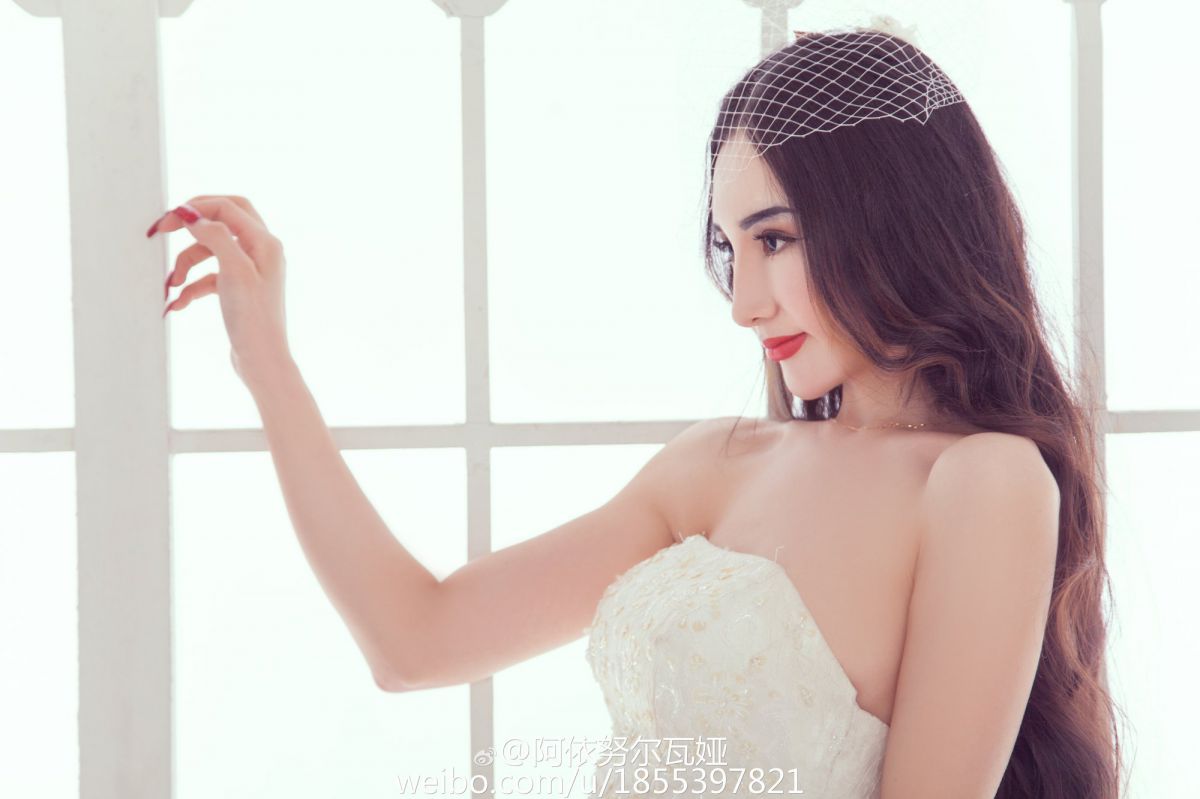 时尚美女模特阿依努尔瓦娅摄影写真图片