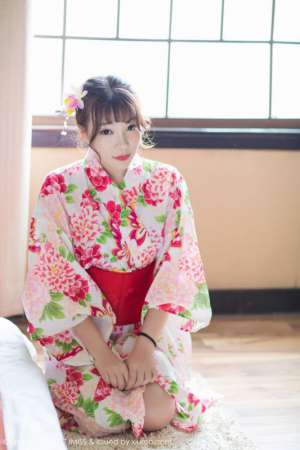 青涩美女芝芝Booty日系和服迷你比基尼