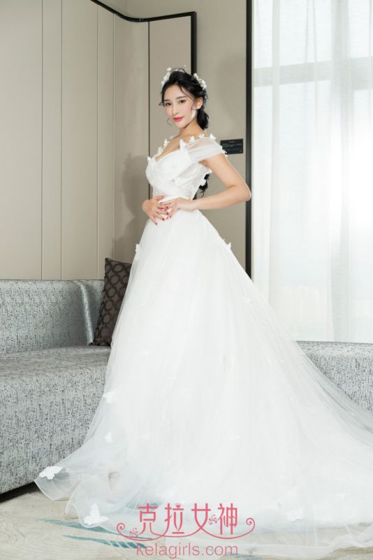 美女模特小西婚纱性感写真美乳诱人