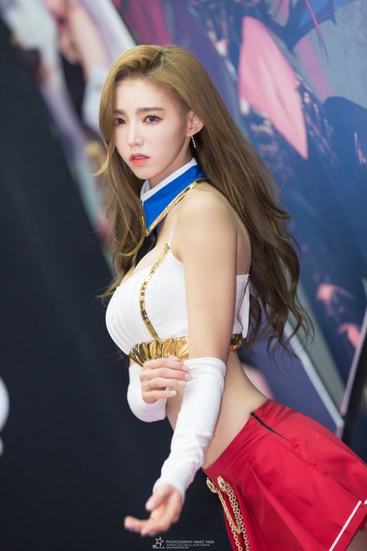 韩国美女车模金宝拉短裙写真白嫩迷人