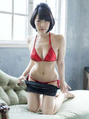 日本写真偶像白川卯奈性感写真图片