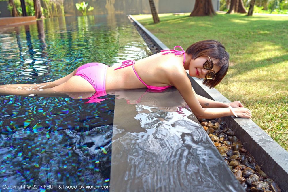短发萝莉冯木木塑身内衣性感写真