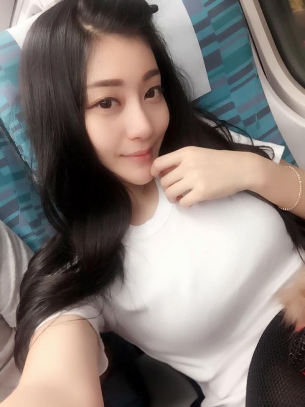 台湾模特花花Mina Liu自拍写真图片