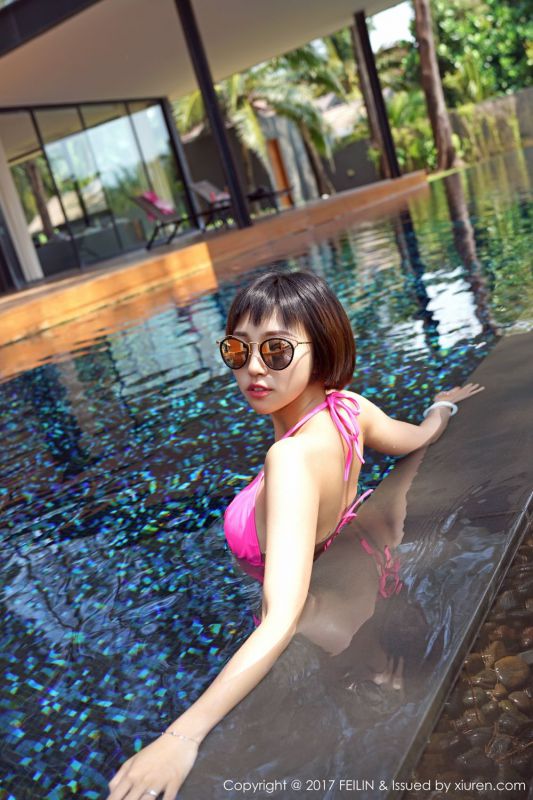 短发萝莉冯木木塑身内衣性感写真