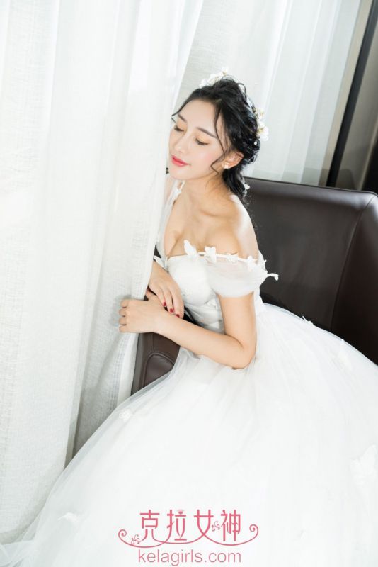 美女模特小西婚纱性感写真美乳诱人