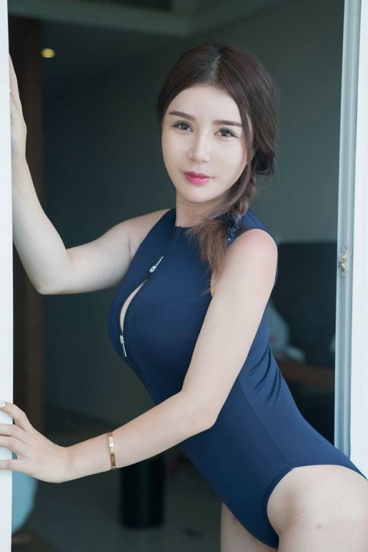前凸后翘美女蓝色连体衣大胆户外风骚诱惑美女图片