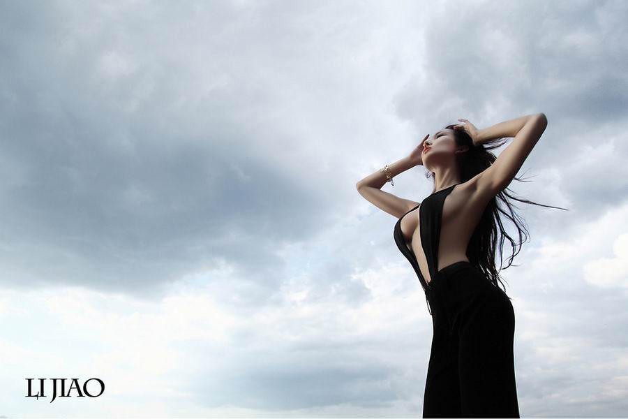 推女神乌克兰混血美女雪瑞Lisa性感内衣秀