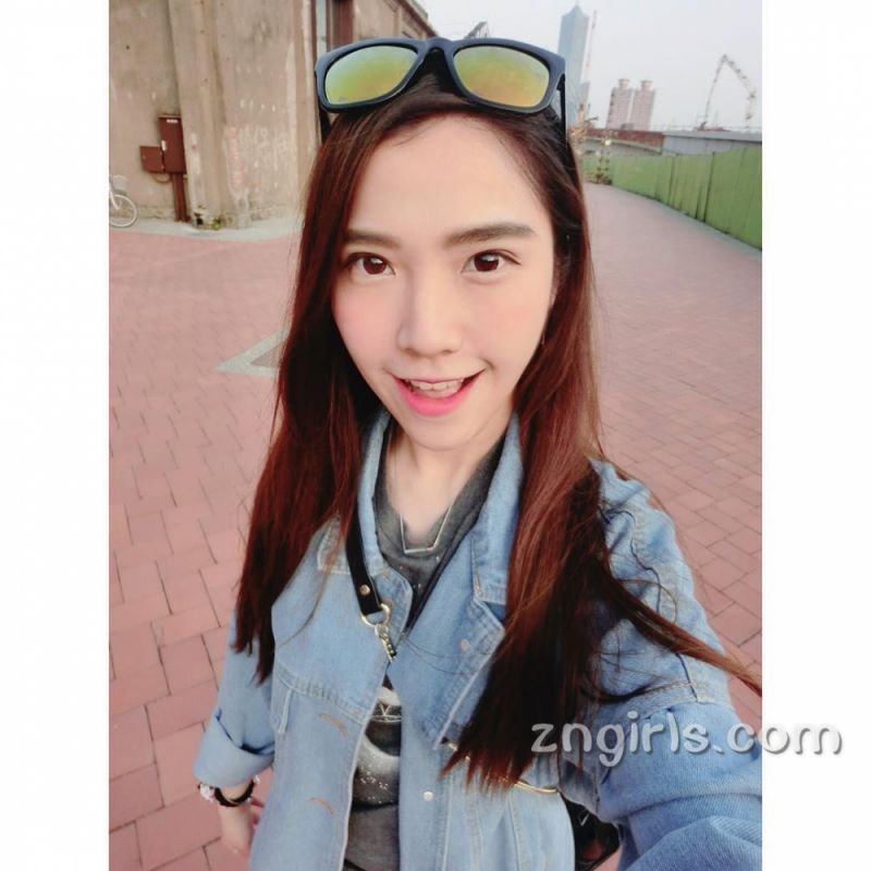 美女歌手P泳伦私房清纯写真