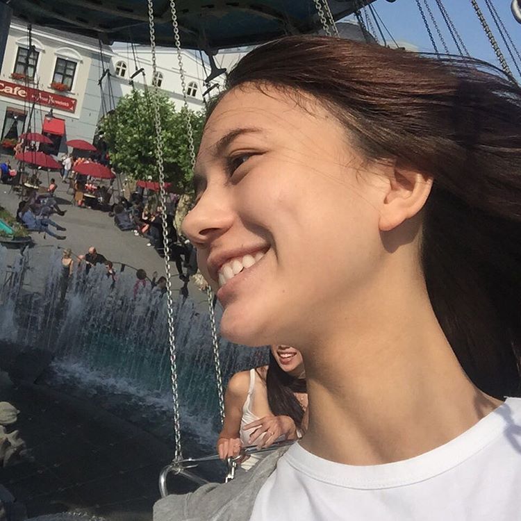 中德混血美女郑伊庭甜美生活照