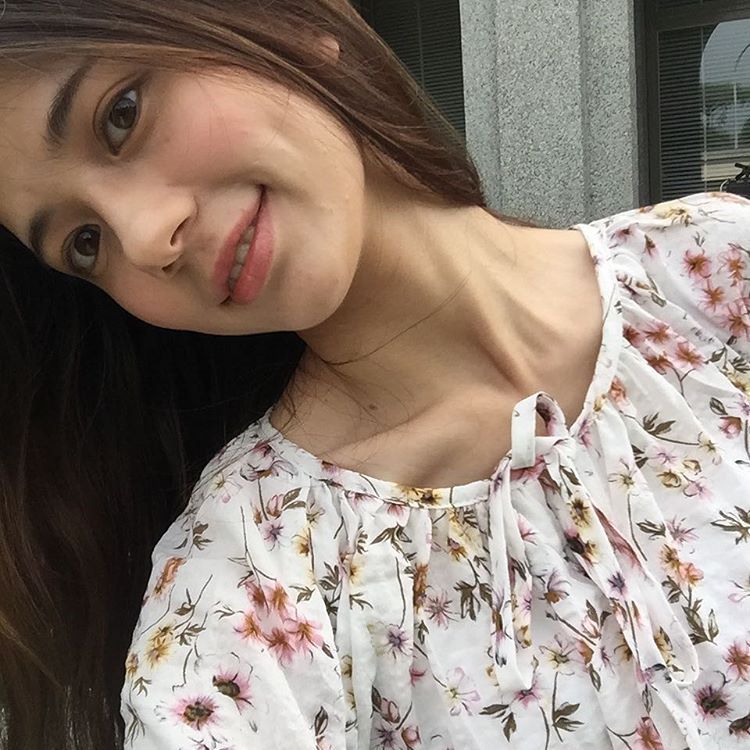 中德混血美女郑伊庭甜美生活照
