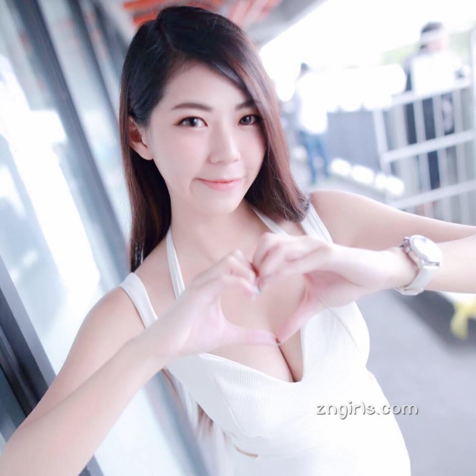 台湾美女邱冰冰生活美照白嫩迷人