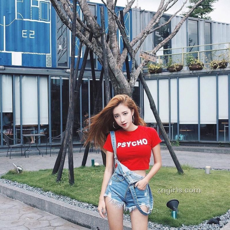长腿正妹吕妍芯私房写真比基尼诱人