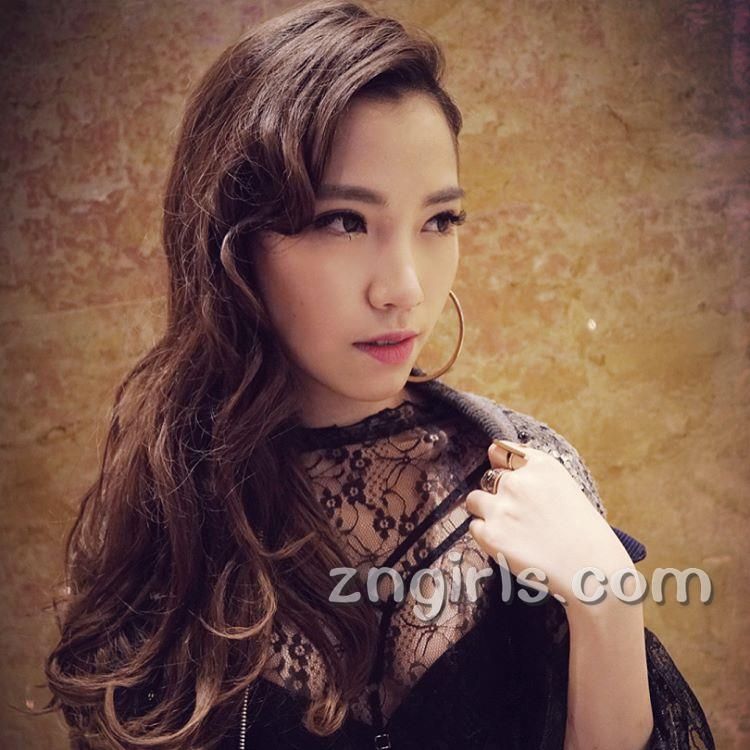 美女歌手P泳伦私房清纯写真