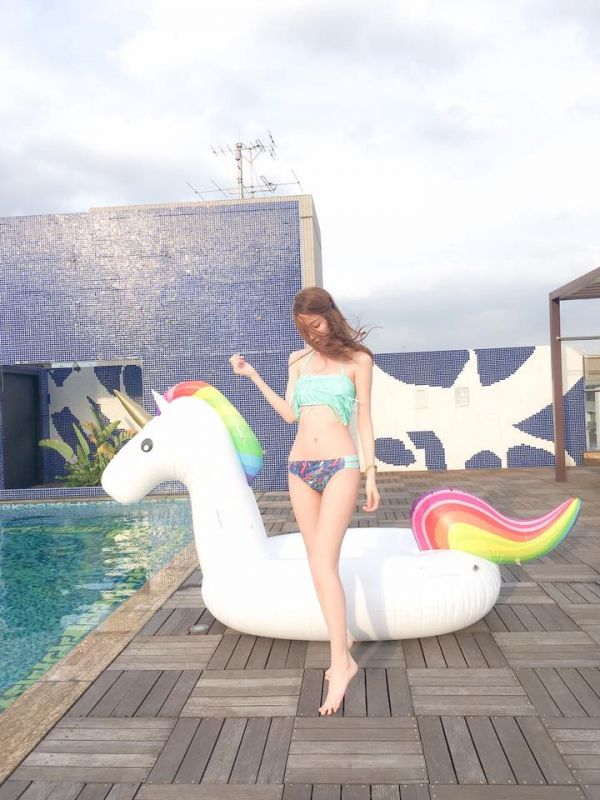 台湾女模特叶芷君私拍写真图片