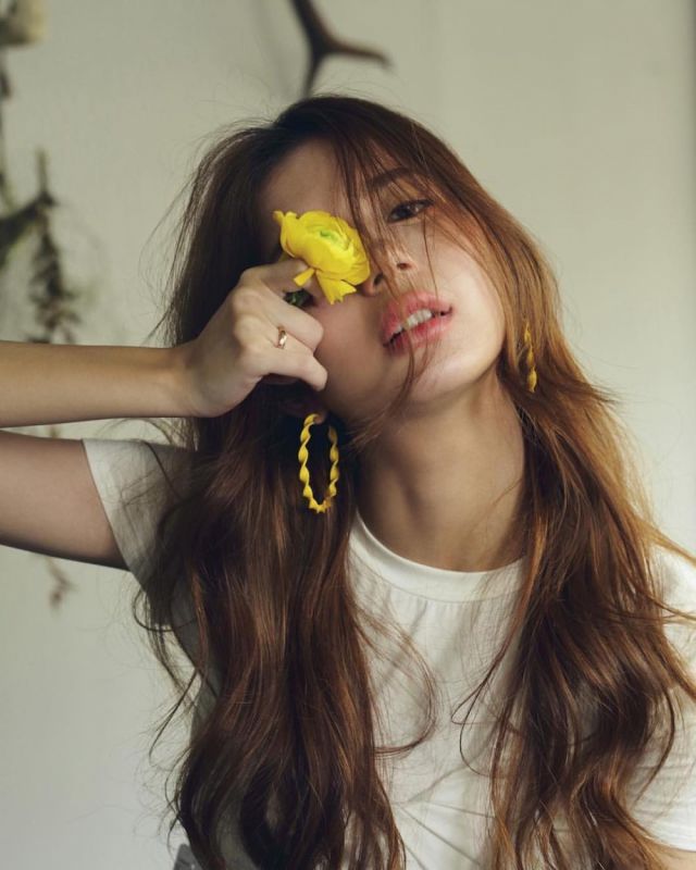 中德混血美女郑伊庭甜美生活照