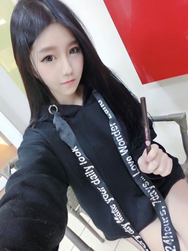 台湾美女模特吴心慈自拍写真图片
