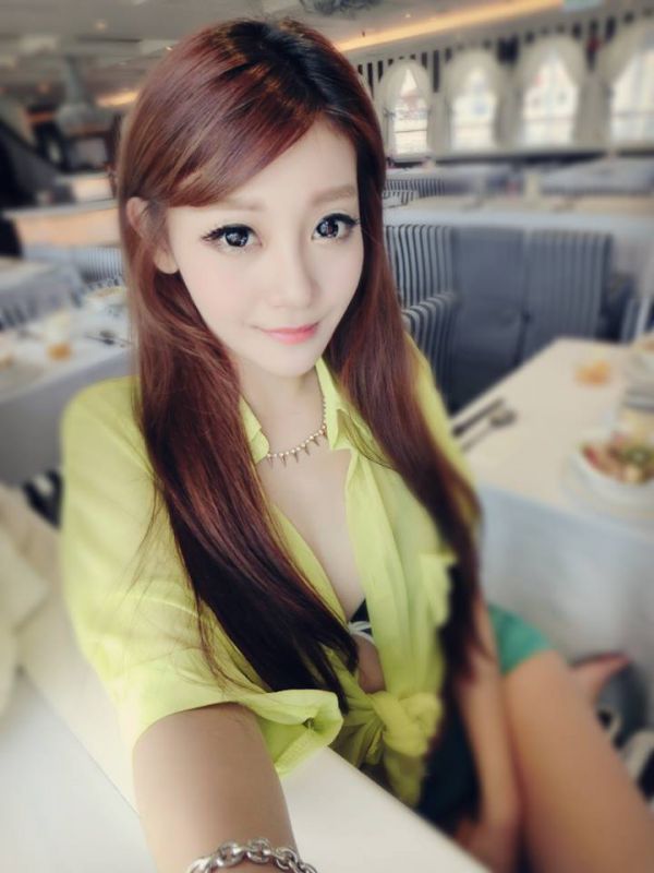 台湾模特花花Mina Liu自拍写真图片