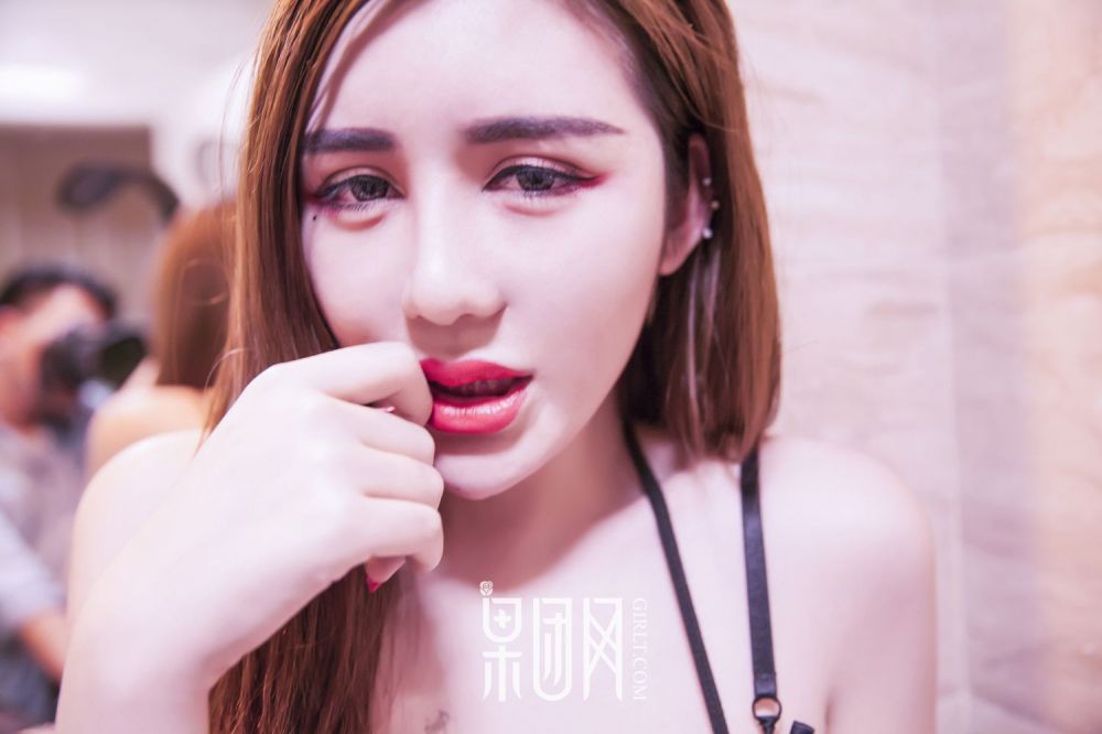 性感美女周晓唯连体装写真妩媚诱人