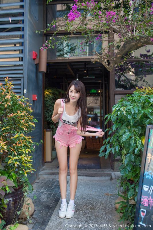 爱蜜社美女王曼妮街拍写真清纯迷人